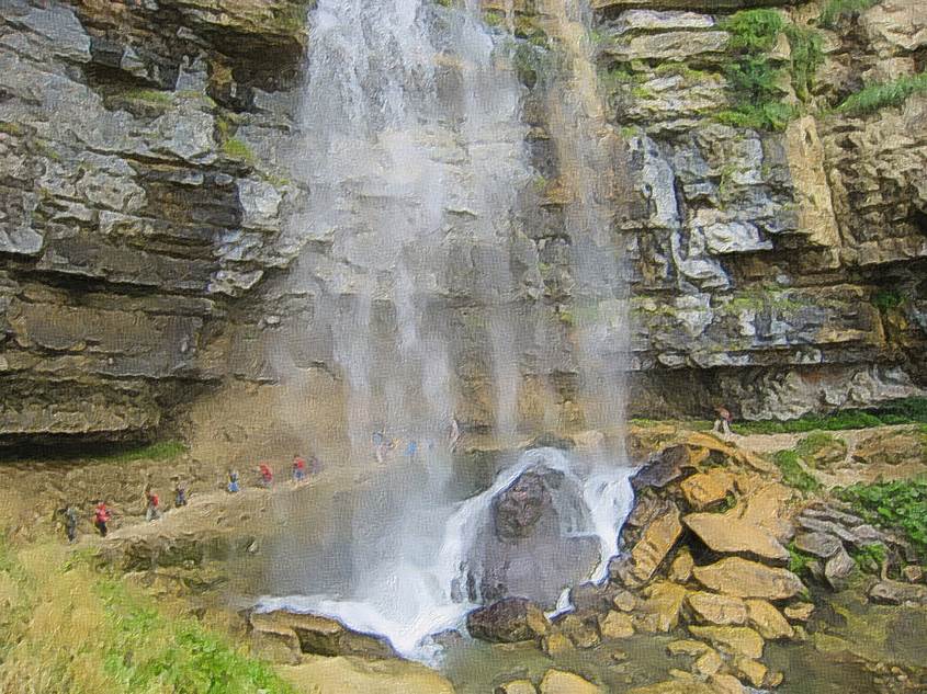 Ein Bild, das Natur, Rock, Wasserfall, Wasser enthält.

Automatisch generierte Beschreibung